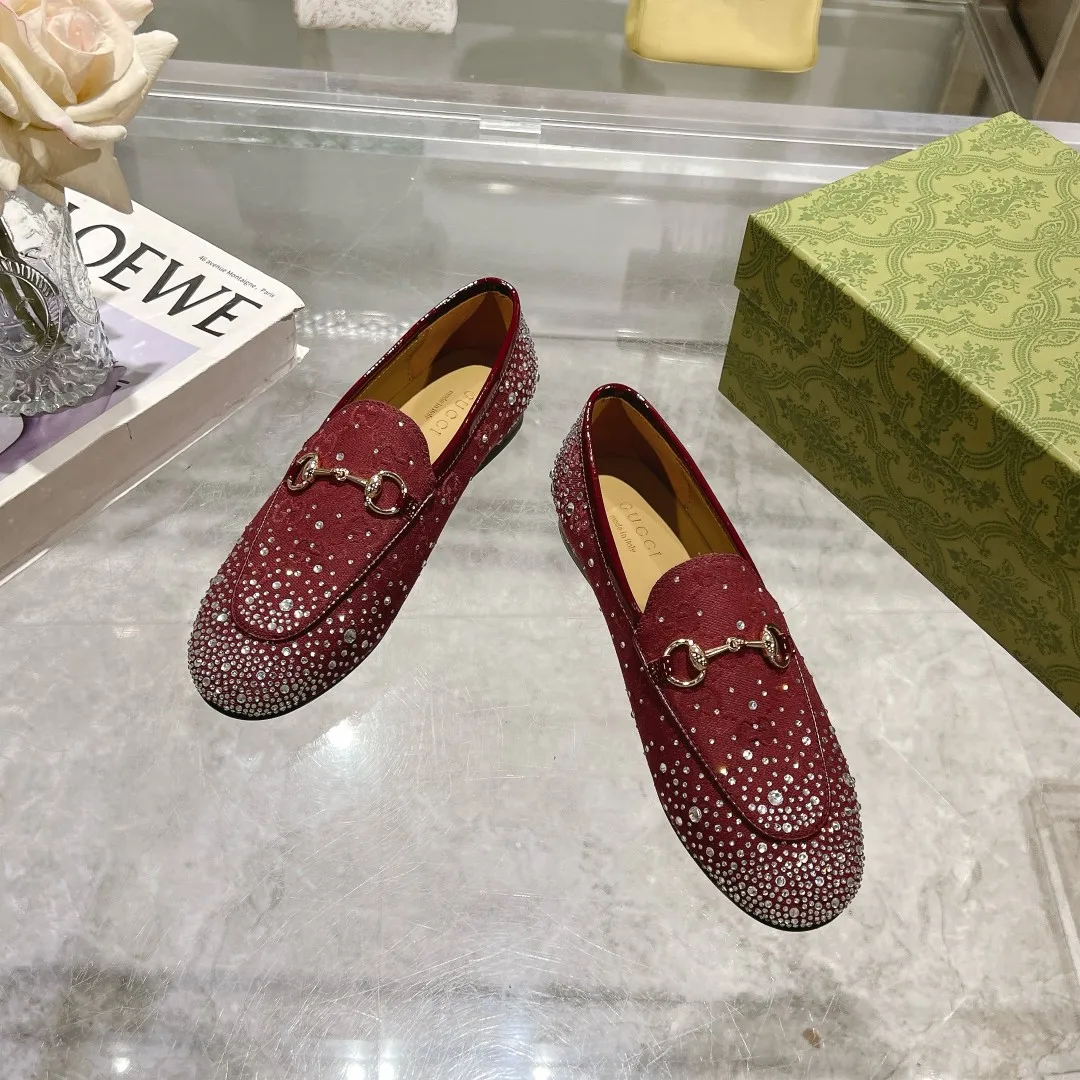 👟👟Ex-factory price 500👟👟 Genuine leather sole +50 (35-41) (41/42 customized) As an outstanding representative of Gucci’s design heritage, the Jordaan series of loafers with horsebit buckles vividly highlight the classic and elegant style. Crafted from the brand's signature monogram canvas, this shoe is timeless. Made from soft material and with a refined, smooth silhouette, these shoes are a perfect expression of everyday elegance. Gucci Angora Red GG Canvas Women Light Gold Tone Hardware Horsebit Faceted Crystal Detail Leather Sole Flat.